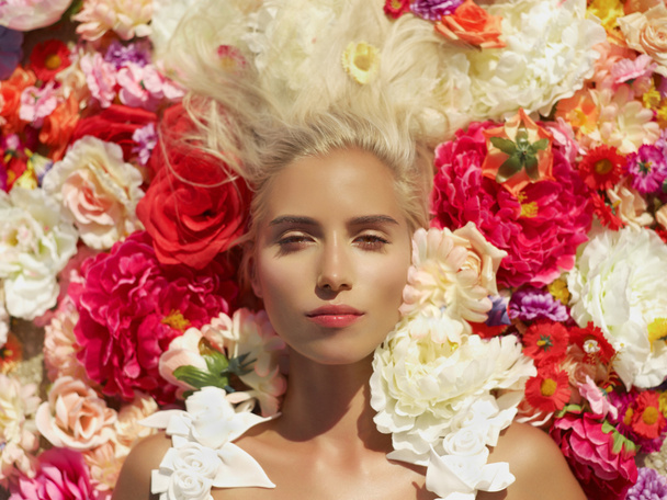 Beautiful lady lying in flowers - Valokuva, kuva