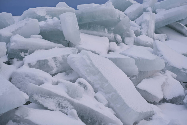 Παγόβουνα, σωρός θραυσμάτων πάγου στη Βαλτική Θάλασσα, συμπίεση του καλύμματος πάγου - Φωτογραφία, εικόνα