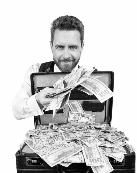 Hymyilevä liikemies, jolla on rahaa. sijoittaja hold tapauksessa dollareita käteistä - Valokuva, kuva
