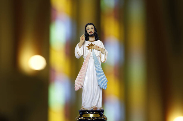 Estátua representando o misericordioso Jesus Cristo, misericórdia divina - símbolo católico
 - Foto, Imagem