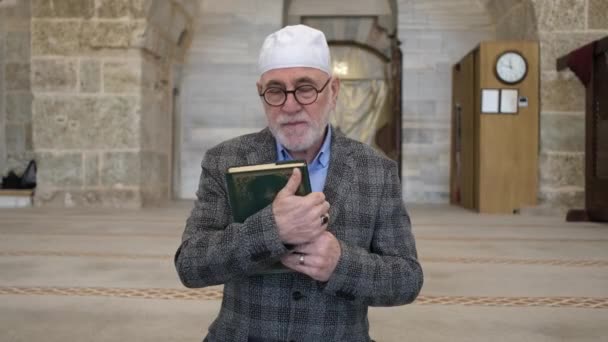 Ο γέρος κρατάει το Κοράνι. - Πλάνα, βίντεο