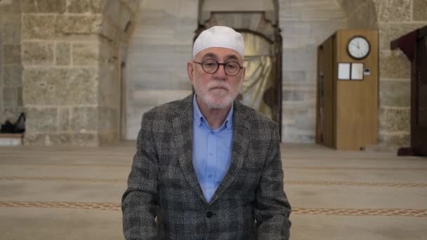 Oude man bracht tijd door in de moskee - Video