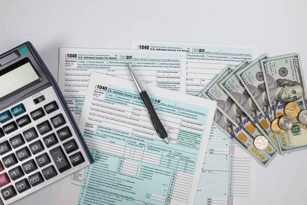 Blank forms 1040. US personal income tax return with accessories. Tax payment concept. Submission of a tax document. tax time. - Foto, Imagen