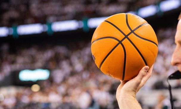 баскетбольний м'яч в обручі
 - Фото, зображення