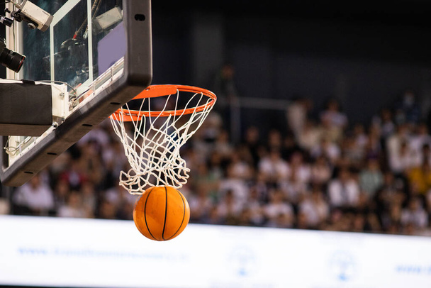 basketball game ball in hoop - Foto, Bild