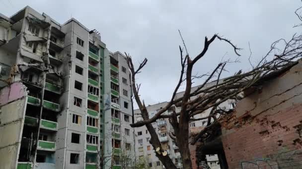 Lerombolt város Csernyik közelében Kijevben Észak-Ukrajnában, károk, pusztítások, elpusztult kiégett infrastruktúra, romok a város miatt terrortámadások, bomba bombázás civil tárgy. - Felvétel, videó