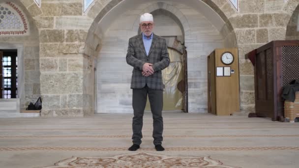 Yaşlı adam Mescid 'de Dua Ediyor - Video, Çekim
