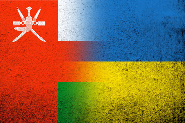 Die Nationalflagge des Sultanats Oman mit der Nationalflagge der Ukraine. Grunge-Hintergrund - Foto, Bild