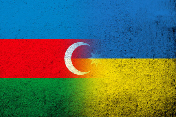 Nationalflagge der Republik Aserbaidschan mit Nationalflagge der Ukraine. Grunge-Hintergrund - Foto, Bild