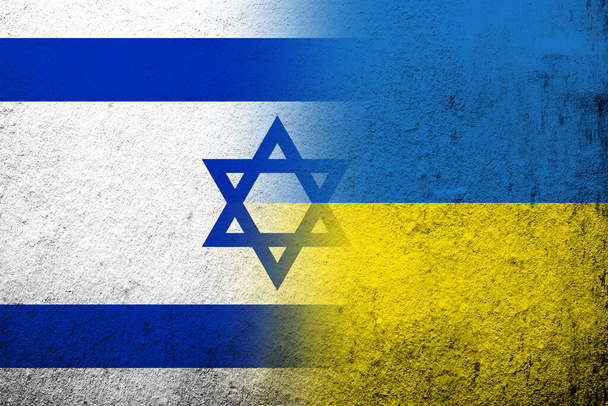 Ukrayna Ulusal Bayrağı taşıyan İsrail Devleti Ulusal Bayrağı. Grunge arkaplanı - Fotoğraf, Görsel