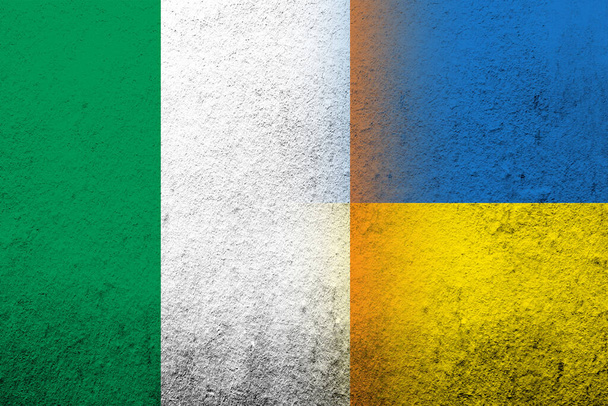Die irische Nationalflagge mit der ukrainischen Nationalflagge. Grunge-Hintergrund - Foto, Bild