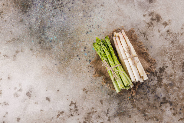 raw fresh bunch of green and white asparagus  on grunge background - Foto, Bild