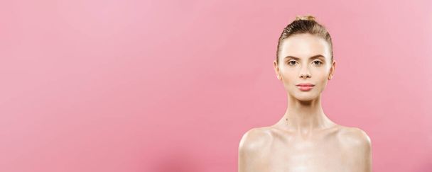 Skin Care Concept - Encantadora jovem mulher caucasiana com composição de maquiagem perfeita foto da menina morena. Isolado em fundo rosa com espaço de cópia
. - Foto, Imagem