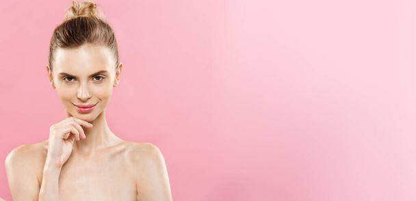 Schönheitskonzept - schöne kaukasische Frau mit sauberer Haut, natürliches Make-up isoliert auf hellem rosa Hintergrund mit Kopierraum. - Foto, Bild