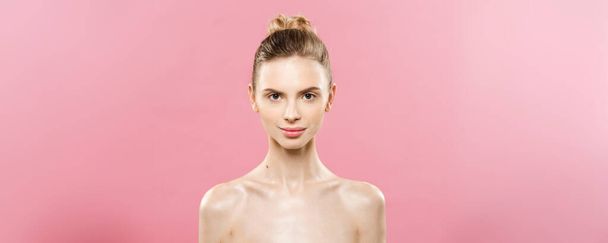 Beauty Concept - mooie vrouw met schone frisse huid close-up op roze studio. Gezicht van de zorg van de huid. Cosmetologie. - Foto, afbeelding