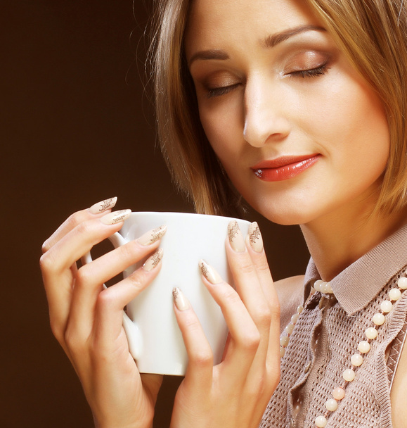 Beautiful woman drinking coffee - Valokuva, kuva
