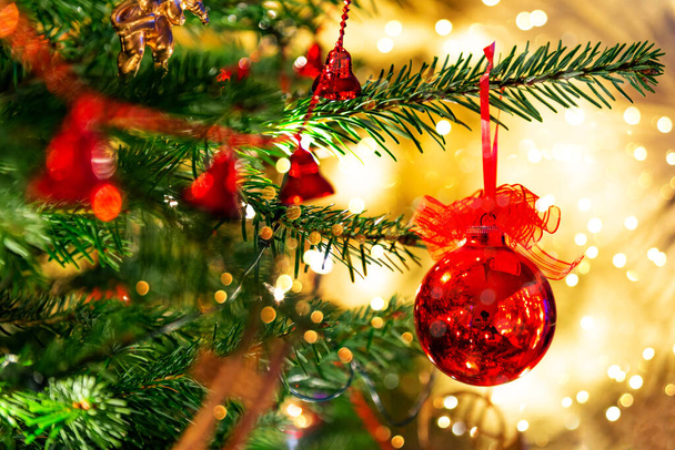 Vánoční strom s Vánoční dekorace - Fotografie, Obrázek