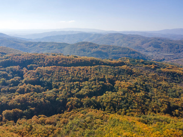 Hämmästyttävä syksyllä maisema Erul vuoren lähellä Kamenitsa huippu, Pernik alue, Bulgaria - Valokuva, kuva