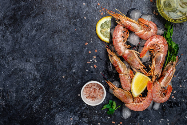Shrimps, prawns. Seafood Red Argentine shrimps with ice, Wild shrimps, ocean jumbo shrimps. banner, menu, recipe place for text, top view, - Foto, Imagem