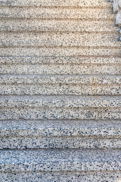 Gradini in granito di una scala esterna a San Francisco, California. Primo piano di una scala con battistrada di cemento e montanti con colori in bianco e nero. - Foto, immagini