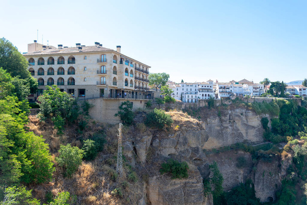Ronda se nachází na hluboké rokli, kde protéká řeka Tagus. Malaga. Andalusie. Španělsko. Evropa. 18. července 2021 - Fotografie, Obrázek