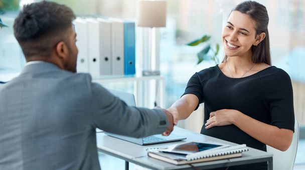 Finalising a few deals before she starts maternity leave. Shot of a pregnant businesswoman shaking hands with a businessman in an office. - Foto, Imagen