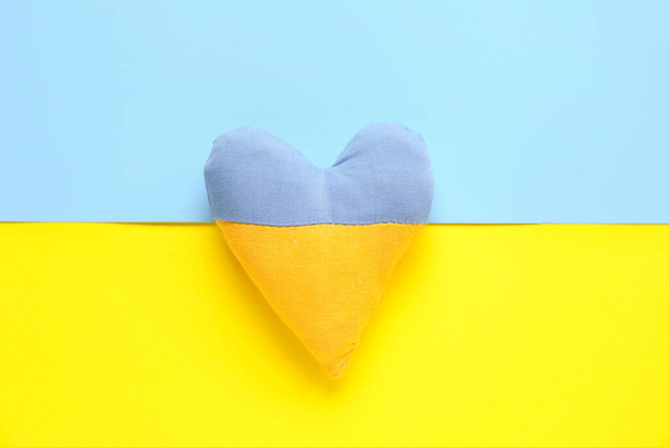 Coração em cores de bandeira ucraniana em fundo azul e amarelo - Foto, Imagem