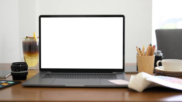 Notebook laptop számítógép fehér képernyő mockup kellékek és dolgok a modern irodai íróasztal munkaterület - Fotó, kép