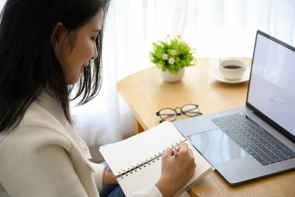 Nő főiskolai hallgató távoli dolgozik a gyönyörű kávézó, miután egy online előadás laptop. - Fotó, kép