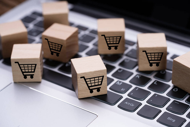 Miniature Online Shopping Cart Blocks On Laptop Keyboard - Foto, imagen