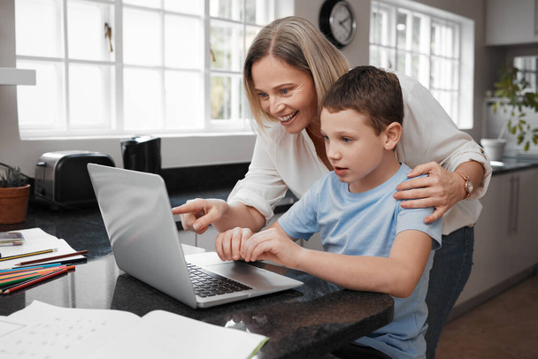 Sanırım şifreyi değiştirmeliyiz. Ev okulunu tamamlamak için dizüstü bilgisayar kullanan bir anne ve oğul fotoğrafı.. - Fotoğraf, Görsel