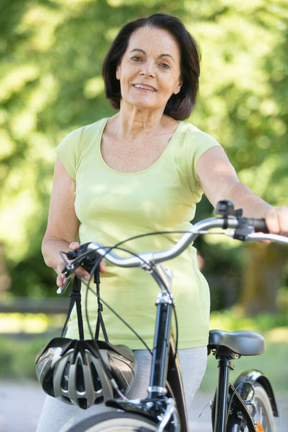 a happy woman on bike ride - Foto, Imagem