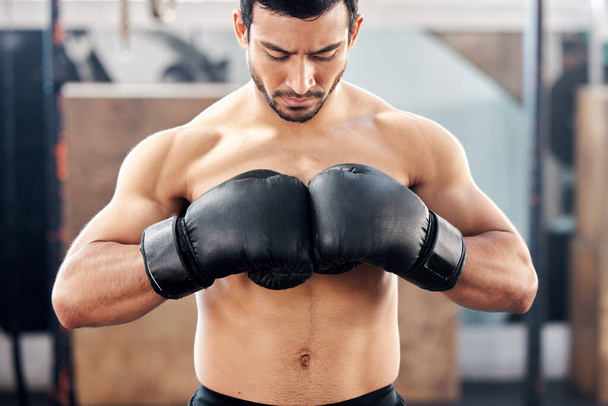 Фокус і рішучість. Знімок красивого молодого боксера, що практикує його джеб у спортзалі
. - Фото, зображення
