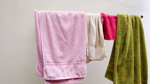 ručník zavěšený na prádelní šňůře vedle domu - Fotografie, Obrázek