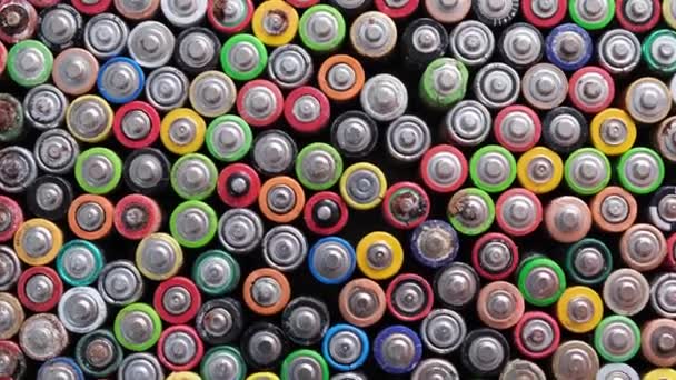 Οξειδωμένες μπαταρίες ΑΑ. Οι μπαταρίες των δαχτύλων περιστρέφονται σε κύκλο. Επικίνδυνα απόβλητα - Πλάνα, βίντεο