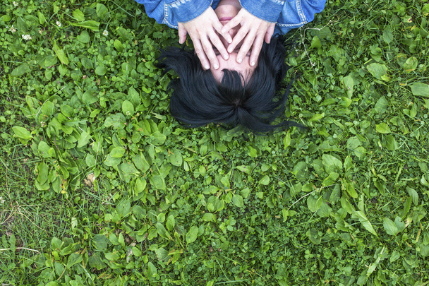 Kobieta leżąca na trawie - Zdjęcie, obraz
