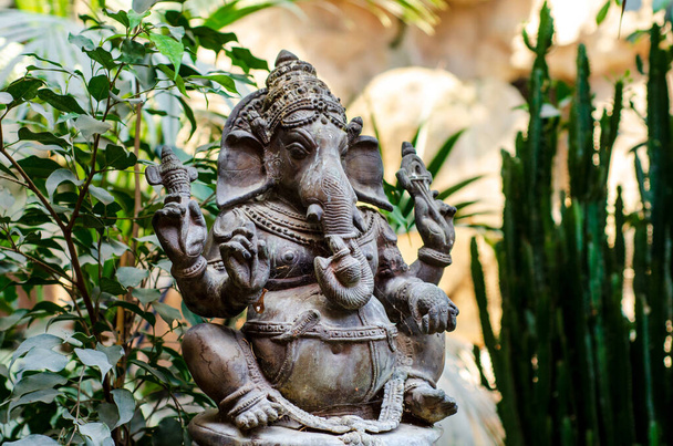 Ganesha fém figura a dzsungelben - Fotó, kép