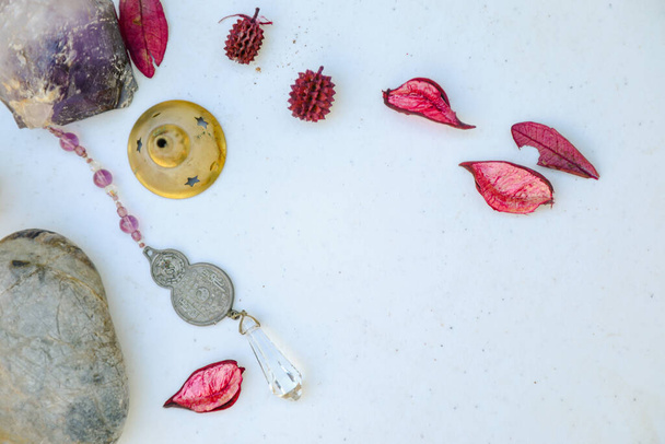Flaches Laien-Bild mit chinesischer Münze für Glück, Felsen und Kristallen - Foto, Bild