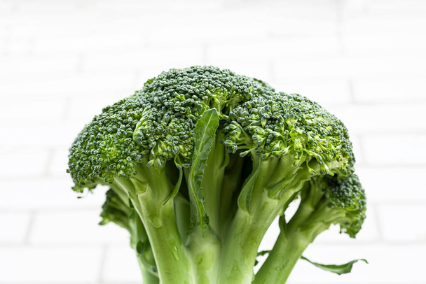 Green broccoli, fresh and raw, ready to be cooked. Preparing broccoli, green vegetable - Foto, Imagem