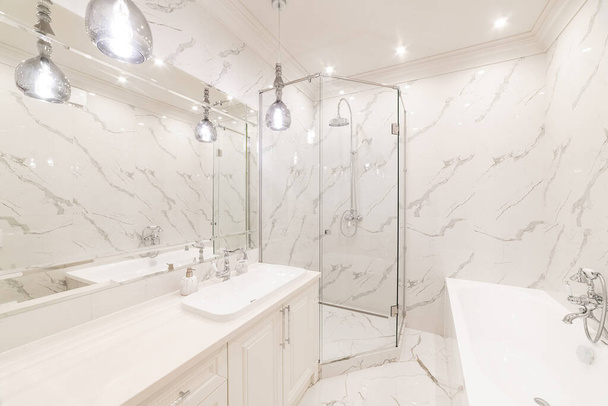 baño interior con azulejos. sala limpia para la higiene - Foto, imagen