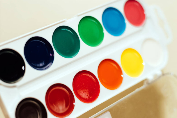 Акварельні дитячі різнокольорові фарби для малювання пензлем
. - Фото, зображення