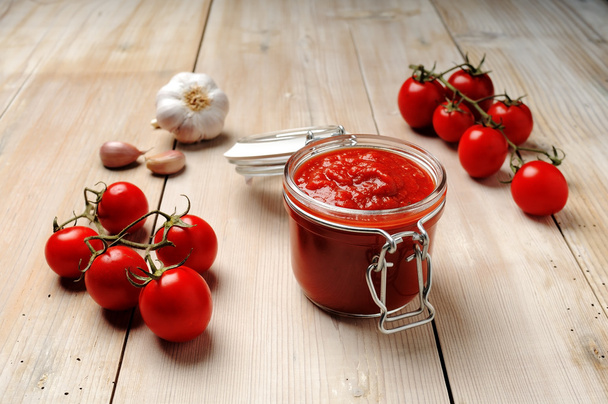 Pot de sauce tomate
 - Photo, image