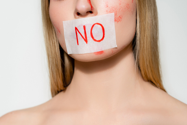 Widok kobiety z krwią na twarzy i karcie z literami nie izolowane na szarości  - Zdjęcie, obraz