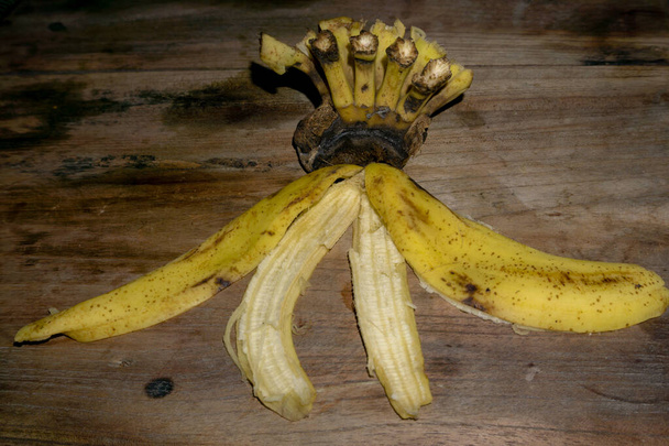 Pojedyncze ujęcie skórki banana rozłożone na blat stołu. - Zdjęcie, obraz