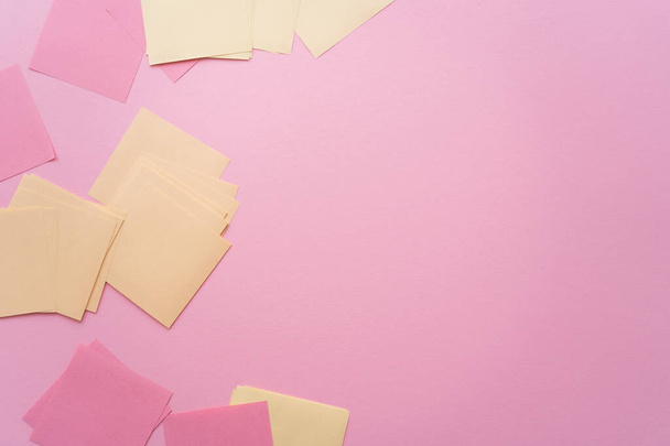 vista superior de notas de papel pastel vacías en rosa  - Foto, Imagen