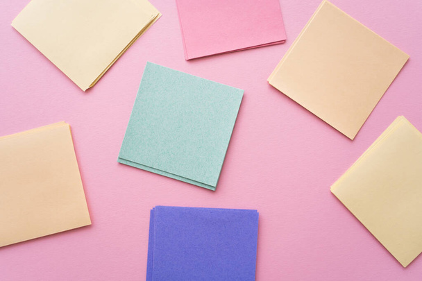 top view of colorful and blank paper notes on pink - Foto, Imagem