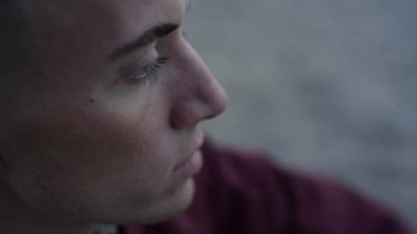 Großaufnahme ernster Mann am Strand sitzend. Schöner Kerl Gesicht mit traurigen Emotionen - Filmmaterial, Video