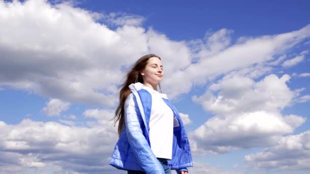 criança adolescente feliz na jaqueta de outono desfrutar do sol no fundo do céu, inspiração - Filmagem, Vídeo