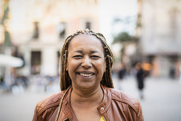 Gelukkige Afrikaanse vrouw heeft plezier in de stad - Ouderen concept - Foto, afbeelding