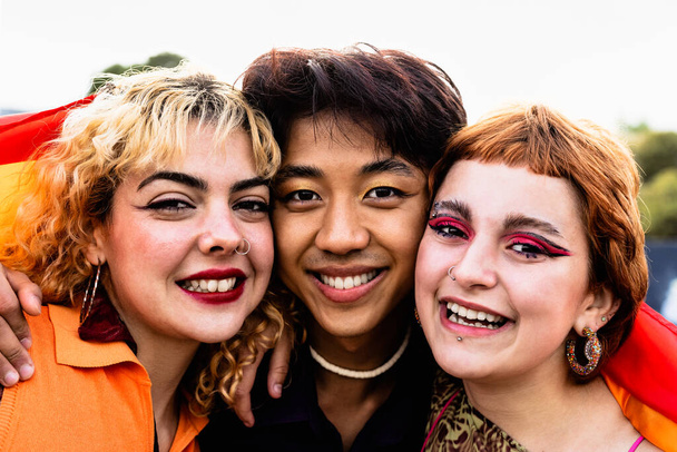 Porträt glücklicher schwuler Freunde beim gemeinsamen Abhängen - LGBT und Lifestylekonzept für Jugendliche - Foto, Bild
